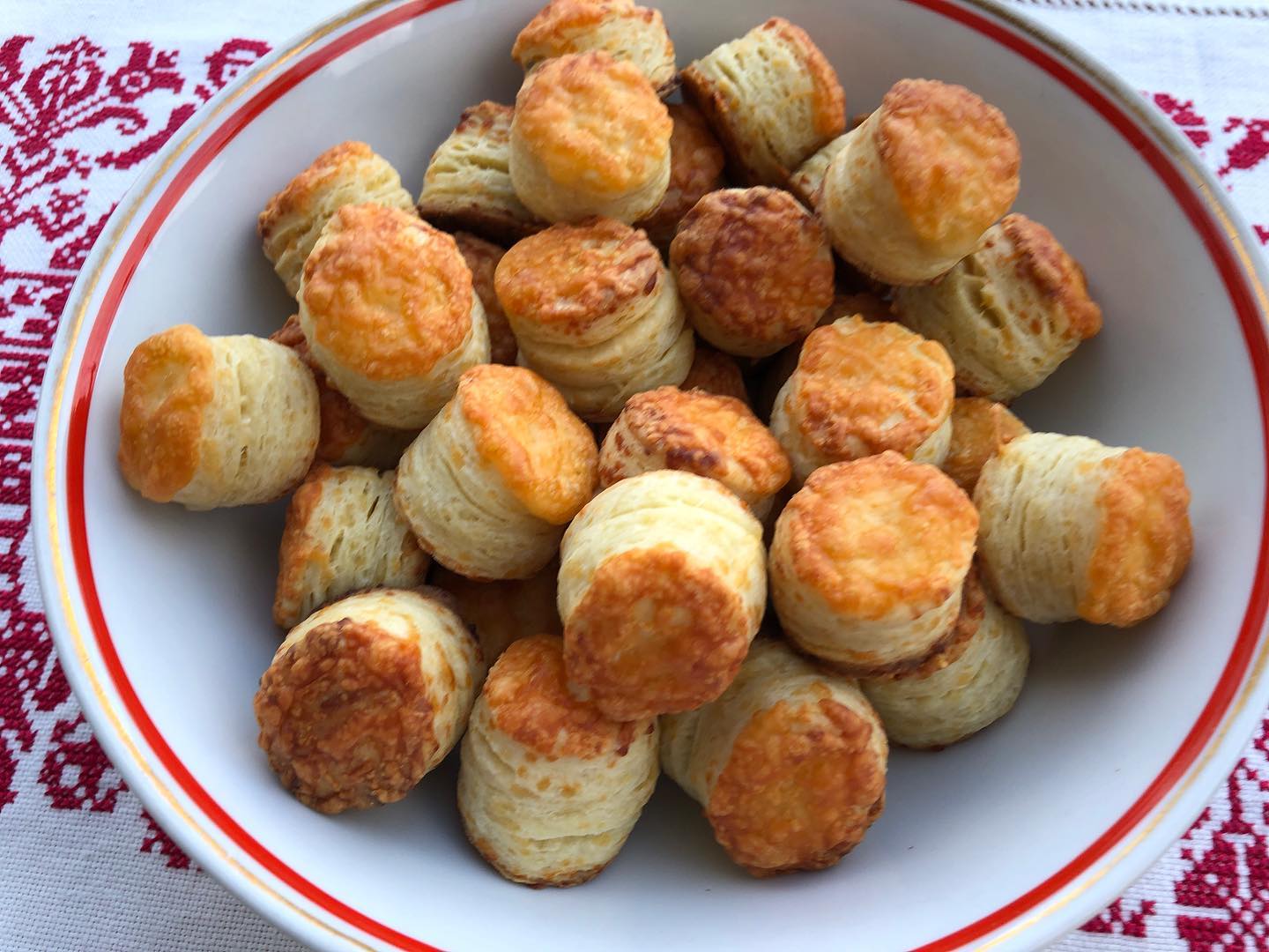 Hungarian savory biscuits - pogácsa - with sour cream and cheese
-
-
#christmasbaking #biscuits #savorybiscuits #pogácsa #tejfölöspogácsa #sajtospogácsa #baking #sütés #martacookingbaking #annuskámrecept @wannuskam #jönakarácsony